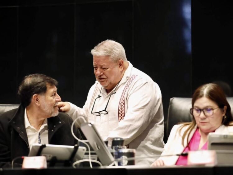 Veracruzanos detenidos en Los Ángeles están incomunicados: senador Huerta