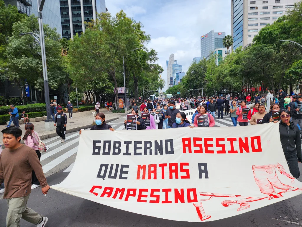 Estudiantes de las normales rurales del país que forman parte de la FECSM, marchan en la CDMX para exigir justicia por su compañero asesinado por policías de Eduardo Ramírez Aguilar en Chiapas