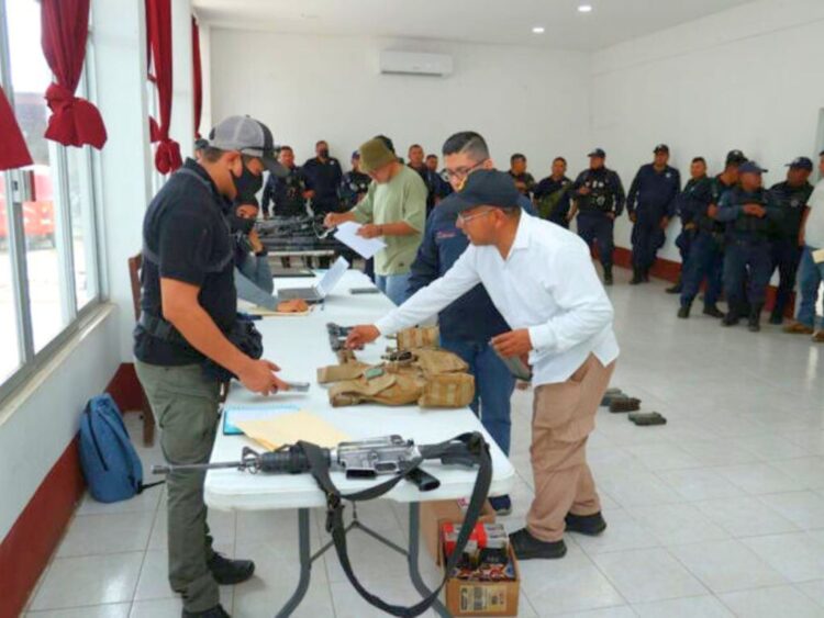 Policías de Juchitán, desarmados por fuerzas federales.