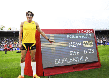 Armand Duplantis voló e impuso una nueva marca del mundo.