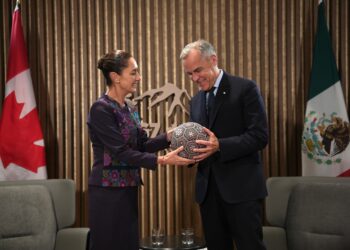 La presidenta de México, Claudia Sheinbaum entregó un balón de fútbol al primer ministro de Canadá, Mark Carey.
