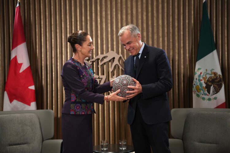 La presidenta de México, Claudia Sheinbaum entregó un balón de fútbol al primer ministro de Canadá, Mark Carey.