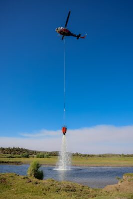 Para fortalecer el operativo, el Gobierno del Estado incorporó dos helicópteros de combate aéreo contratados para apoyar en zonas de difícil acceso.
