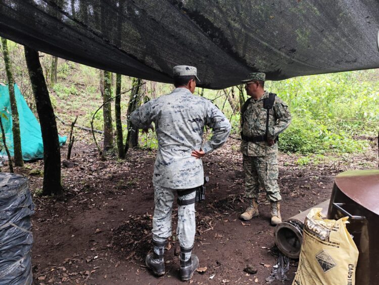 Con drones detectaron y aseguraron en Morelos un narcolaboratorio con capacidad para producir hasta una tonelada mensual de metanfetamina.
