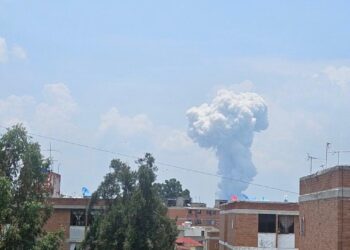 Una fuerte explosión sacudió la zona de producción pirotécnica de La Saucera, en el municipio de Tultepec, Estado de México.
