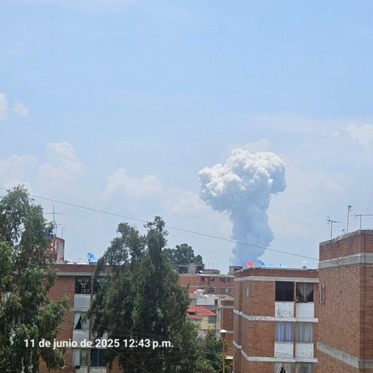 Una fuerte explosión sacudió la zona de producción pirotécnica de La Saucera, en el municipio de Tultepec, Estado de México.