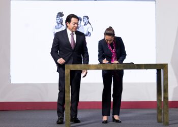 La presidenta Claudia Sheinbaum firmó un decreto que reduce de manera progresiva la edad de jubilación para maestras y maestros.