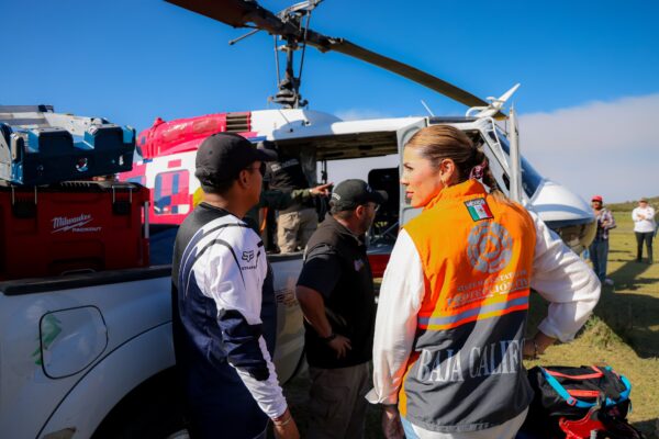 La gobernadora de Baja California, Marina del Pilar Ávila Olmeda realizó un recorrido de supervisión en La Rumorosa, donde constató las labores de coordinación y combate del incendio.