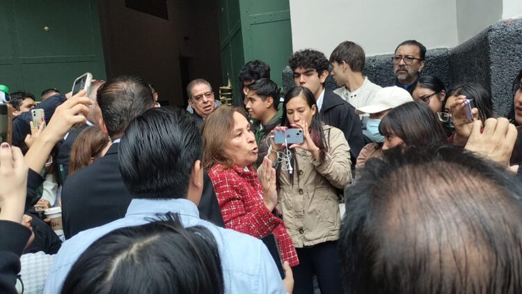 Jóvenes del Colegio Preparatorio de Xalapa encaran a la gobernadora de Veracruz, Rocío Nahle, en demanda de que exdirector vuelva al cargo.