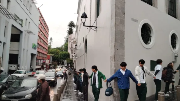 Los jóvenes estudiantes formaron una valla humana en la calle, alrededor de Palacio de Gobierno, para poder encarar a la gobernadora.