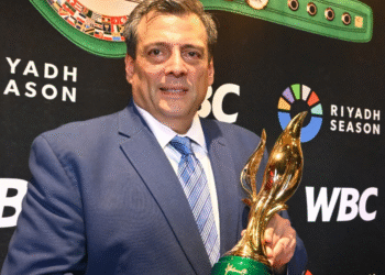 Mauricio Sulaimán viajó a Riad con el trofeo que entregarán al campeón del Grand Prix de Boxeo.