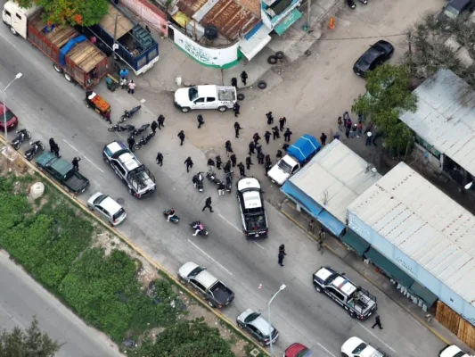 En medio del caos se produjo una balacera entre los presuntos grupos que disputan el control del comercio ambulante