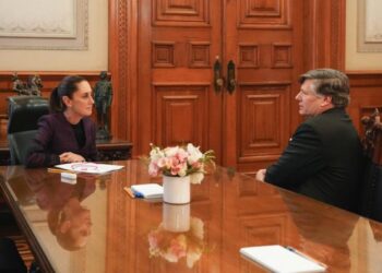 Sheinbaum recibió en Palacio Nacional al subsecretario de Estado de los EU, Christopher Landau, donde trataron temas de migración.