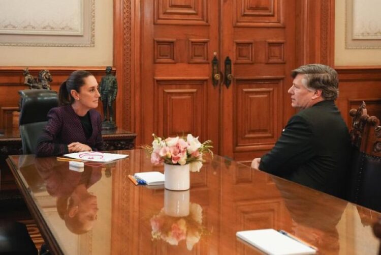 Sheinbaum recibió en Palacio Nacional al subsecretario de Estado de los EU, Christopher Landau, donde trataron temas de migración.