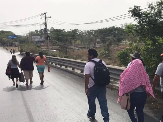 Los transeúntes caminaron varios kilómetros