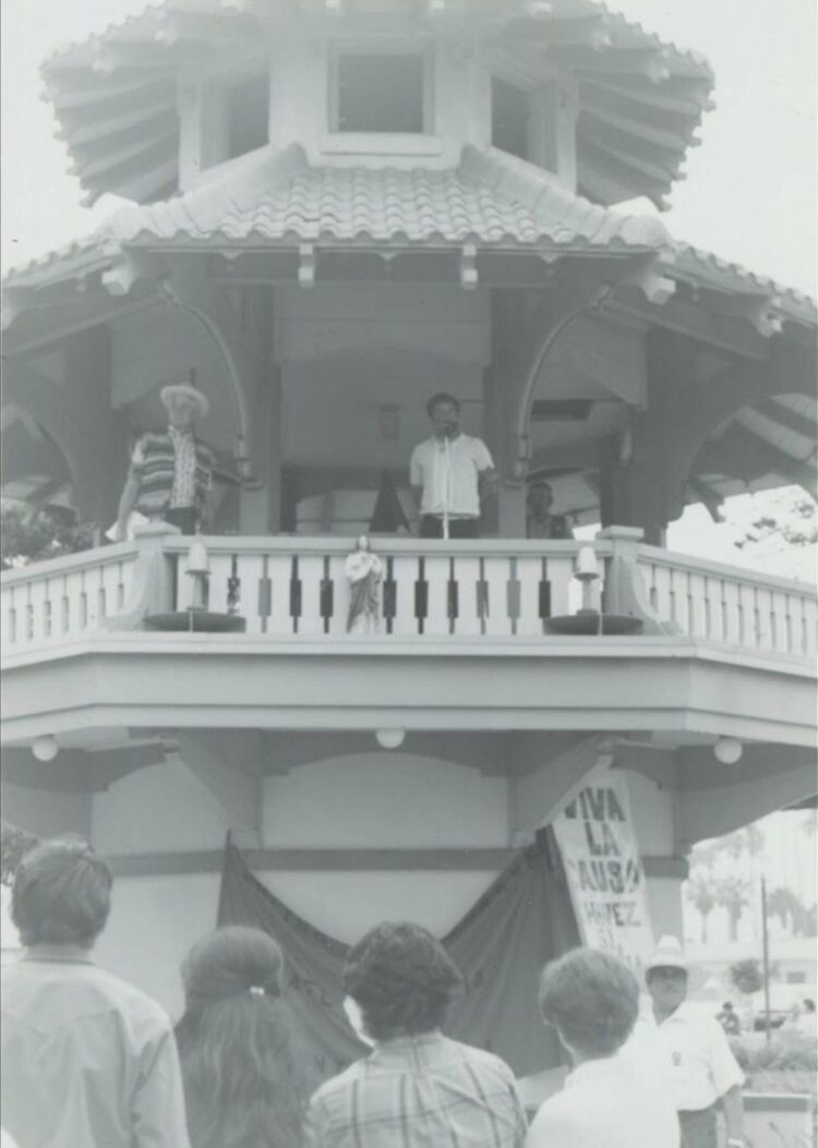 César Chávez el líder histórico de los campesinos nació en Yuma, Arizona en el año de 1927 y entre 1938 y 1940, a los once años de edad todavía siendo un niño se trasladó con su familia a la ciudad de Oxnard. AMEXI/ FOTO/ Cesar Chavez en la Pagoda de la Plaza del centro de Oxnard. Photo credit to Jorge Corralejo and Ventura County Museum.