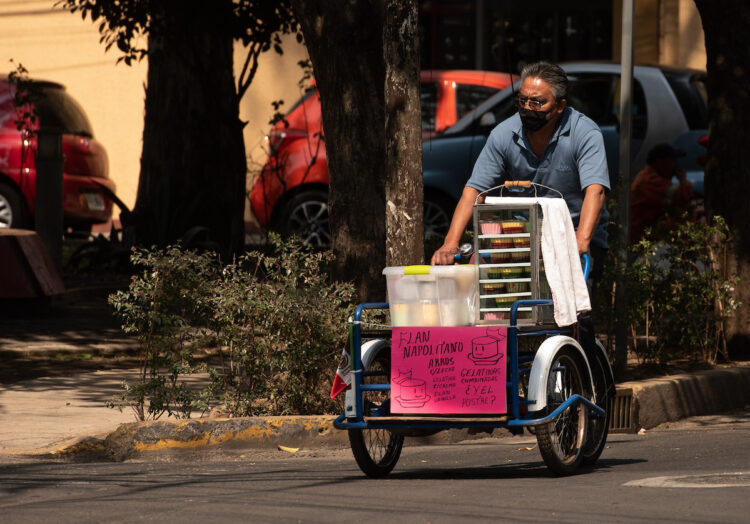 Ciudad de México, 10 febrero 2021.- Un vendedor de flanes y gelatinas maneja su bicicleta al sur de la Ciudad de México. Foto: Alejandro Meléndez / FotorreporterosMx