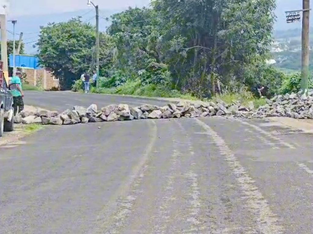 Caminos bloqueados con piedras en Totolapan, Morelos. 23 de julio de 2025. Foto Especial