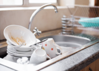 Cuidado al bañarte o lavar trastes durante una tormenta eléctrica, te puede caer un rayo