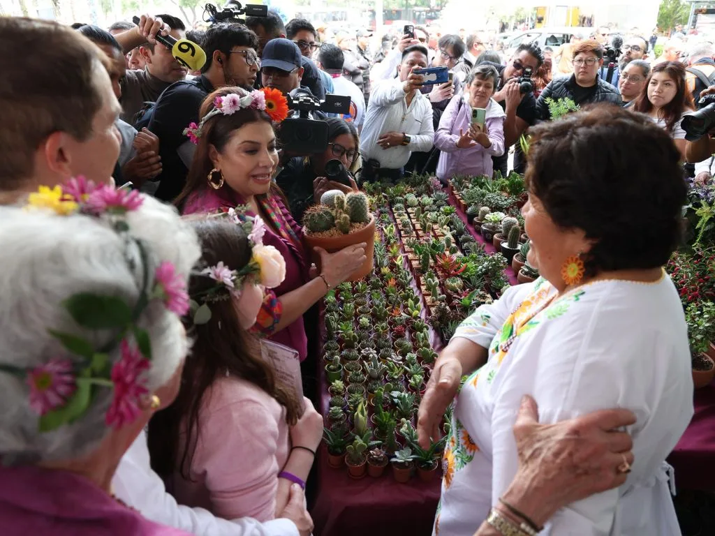 Clara Brugada con expositores en la Feria de las Flores de San Ángel. 12 de julio de 2025. AMEXI Foto La Isabel