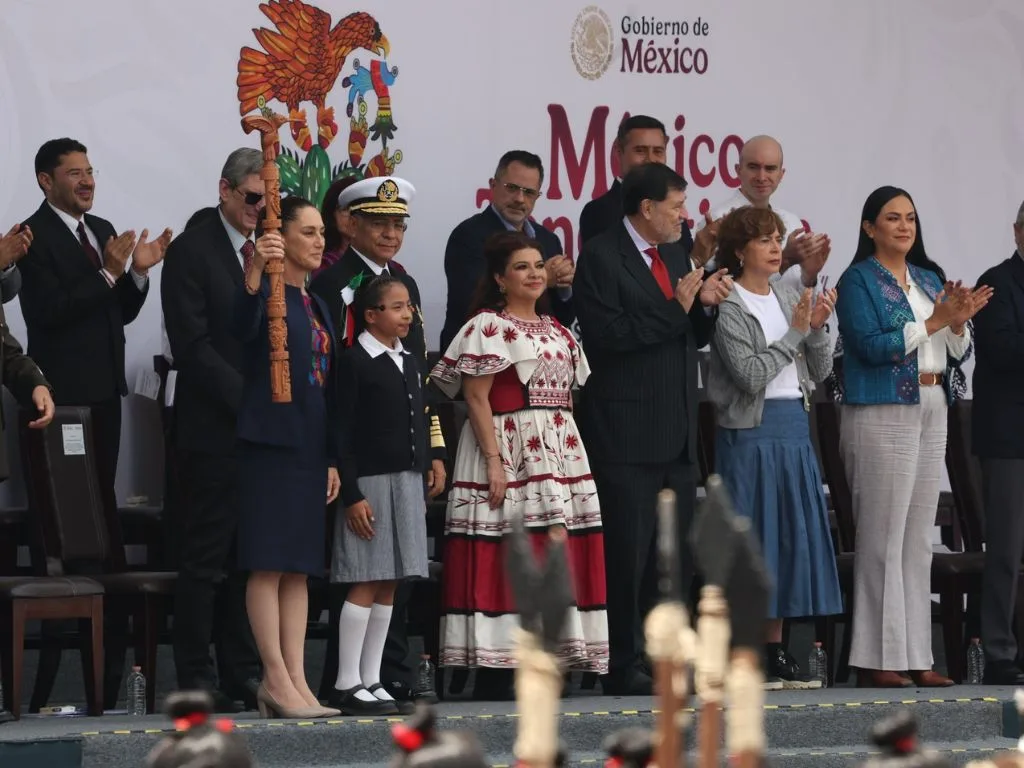 Claudia Sheinbaum y la jefa de gbierno de la CDMX, Clara Brugada, en la celebración México-Tenochtitlan, 7 Siglos de Legado de Grandeza, en el Zócalo. 26 de julio de 2025. Foto X Clara Brugada