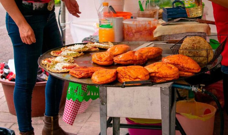 Cuidado si te gusta comer en puestos callejeros y afuera del Metro