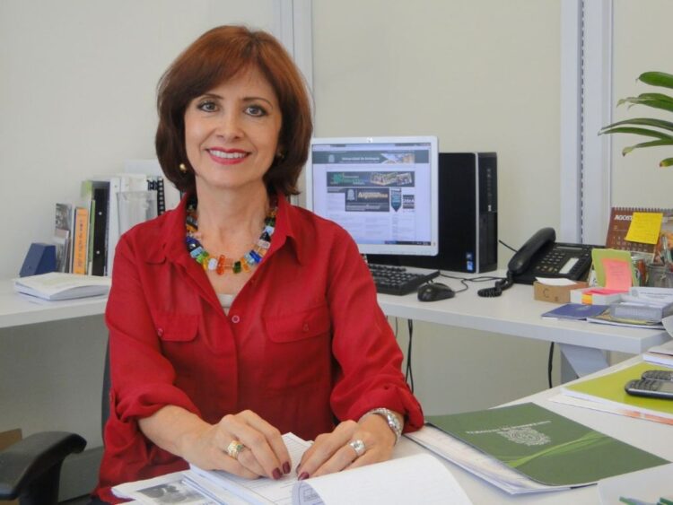 María Helena Vivas examina el papel de la democracia y otros factores en su libro “Opinión pública y comunicación en Habermas y Sartori”