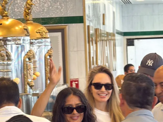 Salma Hayek y Angelina Jolie toman su café lechero en Veracruz