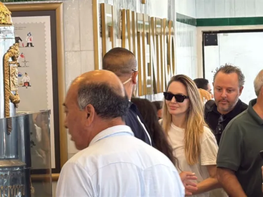 Salma Hayek y Angelina Jolie toman su café lechero en Veracruz
