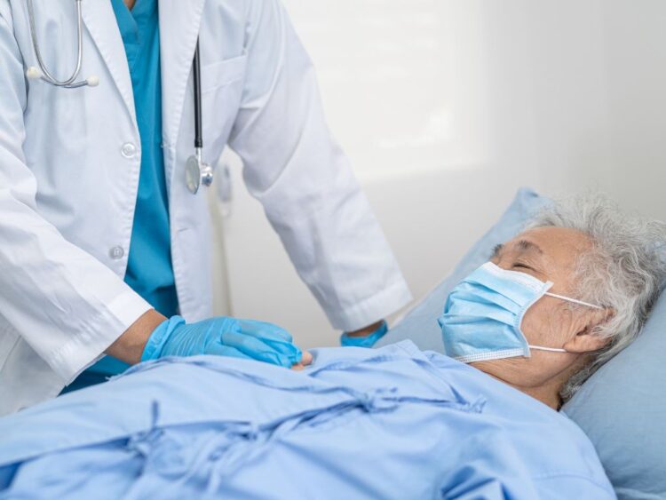 Enfermedades respiratorias agudas. Adulto mayor con neumonía. Foto Canva