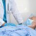 Enfermedades respiratorias agudas. Adulto mayor con neumonía. Foto Canva