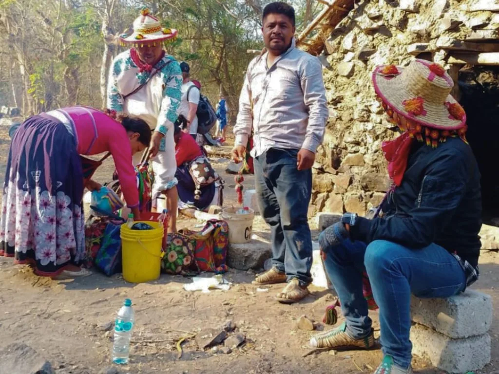 Familia wizaritari en San Blas Nayarit. Crédito Agustín Karillo de la Cruz