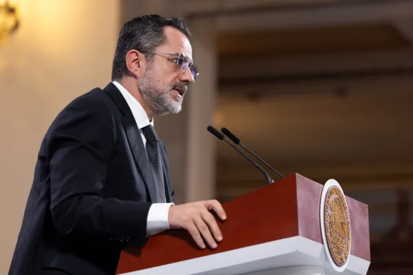 El titular de la Profeco, Iván Escalante Ruiz explica que es la Tarjeta La Finabien Paisan@, para envío de remesas electrónicas.