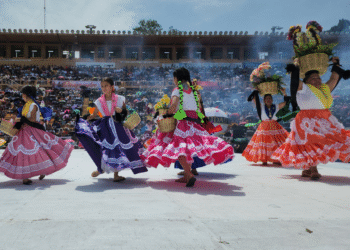 Con la presentación de 15 delegaciones de distintos pueblos de Oaxaca, se realizó con éxito la guelaguetza magisterial y popular 2025
