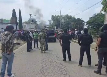Habitantes del municipio de Totolapan, Morelos, se enfrentó a fuerzas federales y estatales para evitar la detención de una persona. 23 de julio de 2025. Foto Captura de video