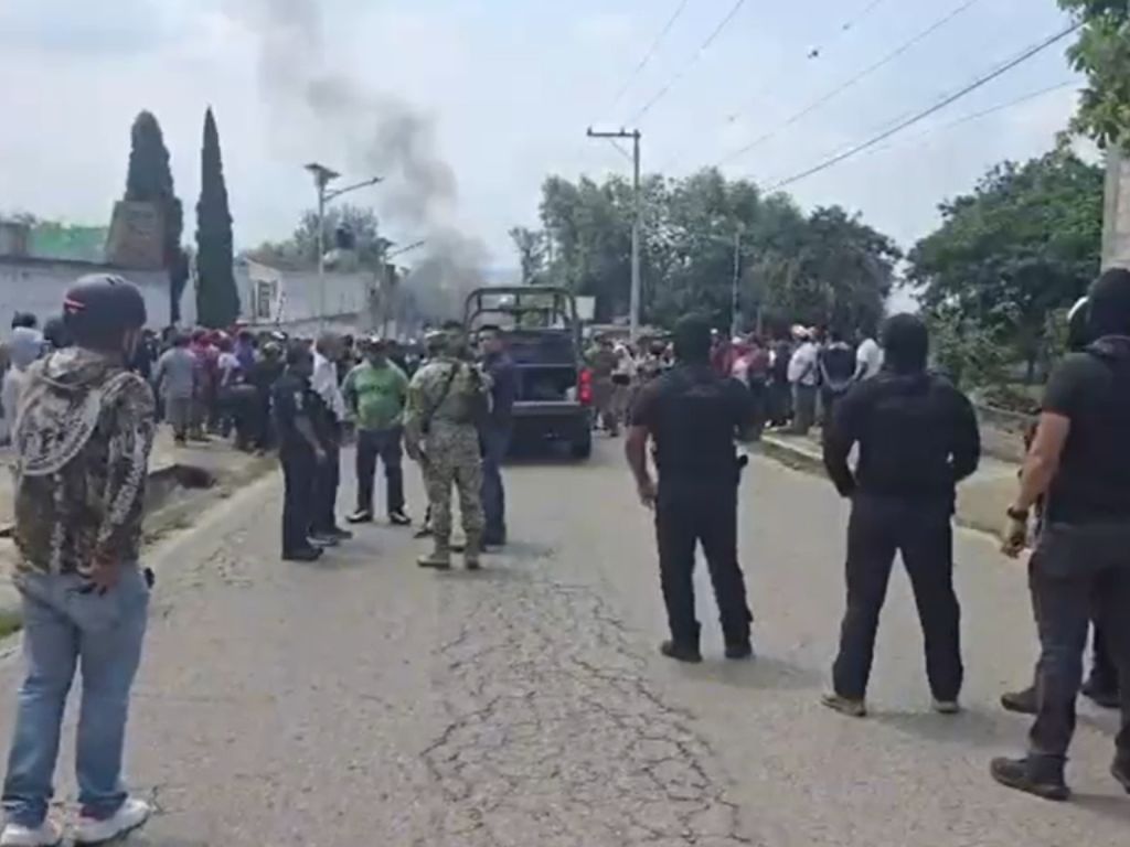 Habitantes del municipio de Totolapan, Morelos, se enfrentó a fuerzas federales y estatales para evitar la detención de una persona. 23 de julio de 2025. Foto Captura de video