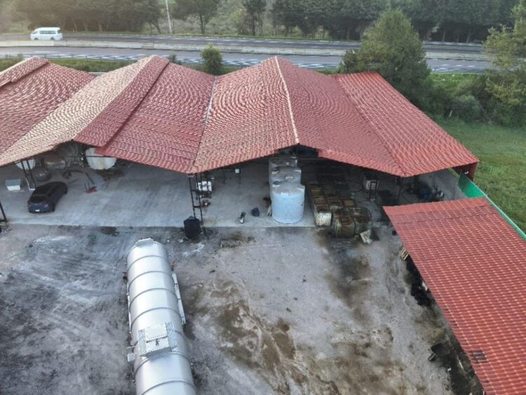 Huachicol. Centro clandestino de almacenamiento y probable extracción de gasolina y turbosina hallado en la México-Cuernavaca, en Huitzilac, Morelos. Foto Especial