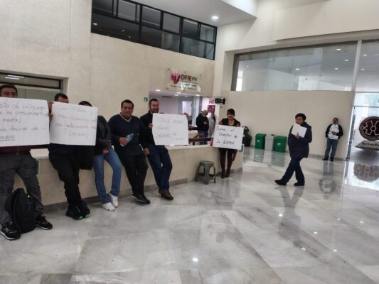 Huelguistas del Bloque de Delegaciones Democráticas del IPN, en la ENMyH.