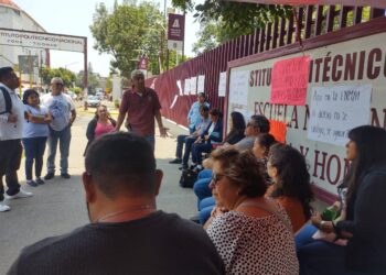 Trabajadores de la Escuela Nacional de Medicina y Homeopatía, del IPN, en huelga