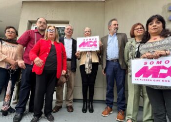 Integrantes de la asociación civil La Fuerza Que Nos Une, agrupada en Somos MX, entregaron un amicus curiae en el TEPJF contra la elección judicial. Foto Especial