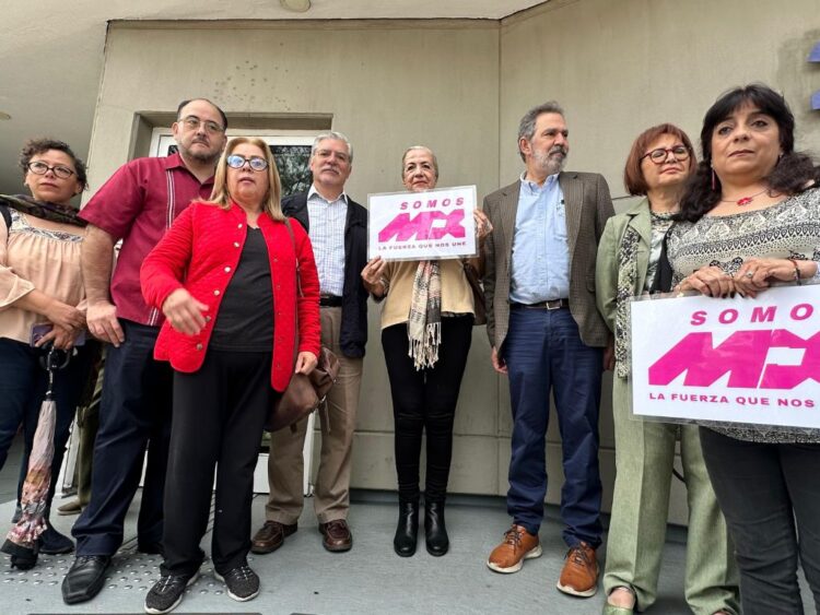 Integrantes de la asociación civil La Fuerza Que Nos Une, agrupada en Somos MX, entregaron un amicus curiae en el TEPJF contra la elección judicial. Foto Especial