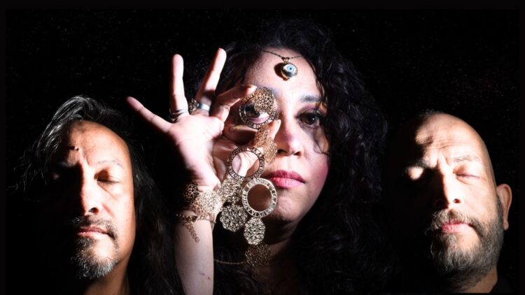 Iris Bringas, en concierto en la “oscuridad” para reflexionar y rendirse al arte y al destino