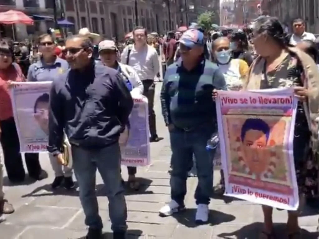Llegan los familiares de los 43 con su abogado a su encuentro con la presidenta Sheinbaum.