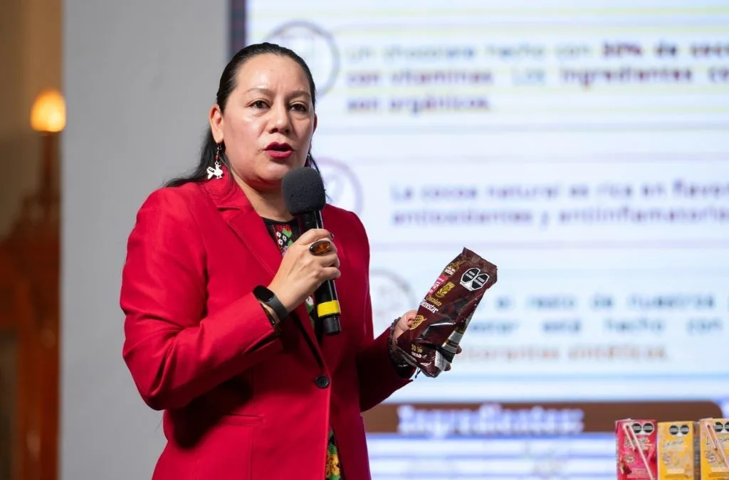 María Luisa Albores, titular de la Secretaría de Alimentación para el Bienestar, presenta el Chocolate Bienestar en la conferencia del 10 de julio de 2025. Presidencia