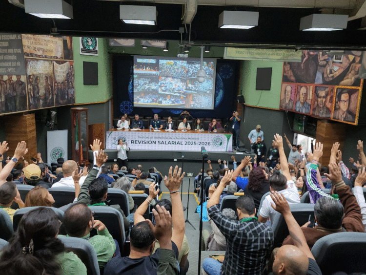Delegados de la Asamblea de Revision Salarial 2025 del Sindicato de Telefonistas de la República Mexicana (STRM) aprueban aumento salarial del 5.5%