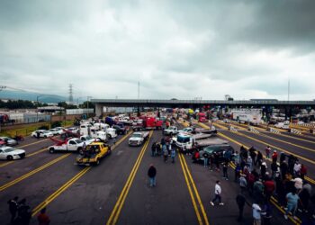 Transportistas de Grupo ACME bloquean la autopista México-Pachuca. 23 de julio de 2025. Foto Redes