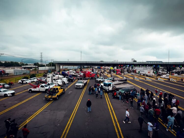 Transportistas de Grupo ACME bloquean la autopista México-Pachuca. 23 de julio de 2025. Foto Redes
