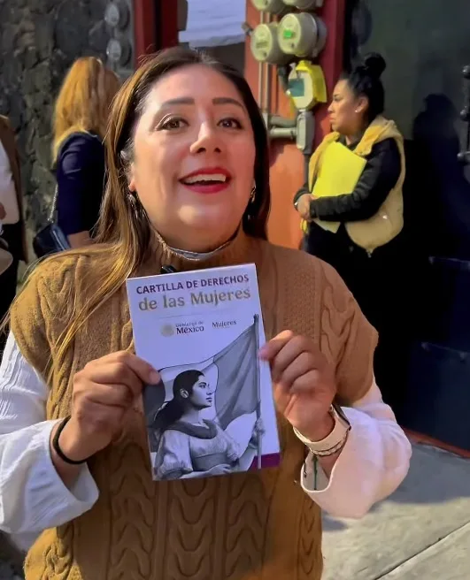 Morena en Congreso CDMX entrega Cartilla de Derechos de Mujeres