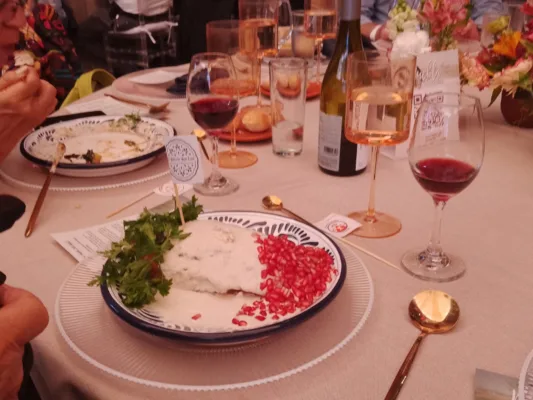El chile en nogada es un plato festivo asociado con las celebraciones patrias mexicanas, especialmente el Día de la Independencia.