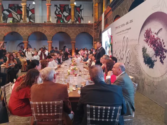 El gobernador de Puebla, Alejandro Armenta invita a visita la entidad y disfrutar de los chiles en Nogada.